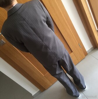 Kvalitny oblek v.134 obleceny 2 razy - 3