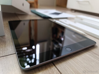 Apple iPad (6th Generation) Wi-Fi 32GB + Apple Pencil 1 - 3