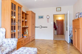 NA PREDAJ: CENTRUM: 2 izb.byt + ŠATNIK, 2x BALKON + PIVNICA - 3