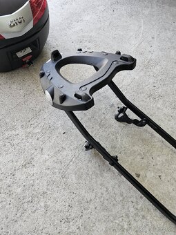 Držiak a kufor givi na yamaha fz8 / Fazer - 3