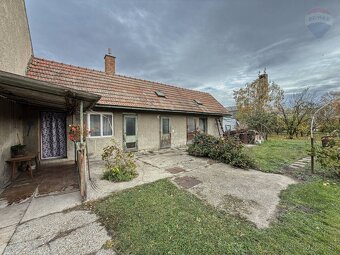 Na predaj priestranný vidiecky rodinný dom v obci Baka, poze - 3