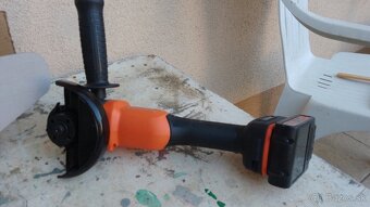 Predám aku uhlovu brúsku Black & Decker - 3