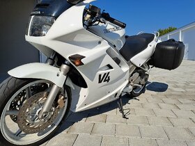 Honda VFR 750F RC36 - 3