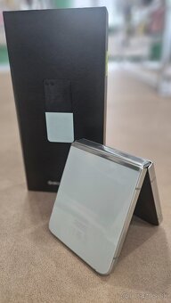 Samsung Galaxy Z Flip 5 - 3