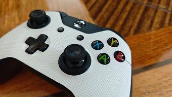Xbox Wireless Controller (model 1697) - 3