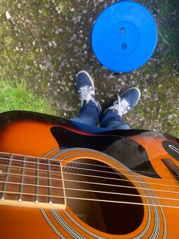 Ponúkam svoju hru na gitare a spev formou dobrovoľníctva - 3