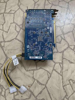 Predám tieto 2 gpu Radeon R7 260X 2gb GTX 1650 4 gb - 3