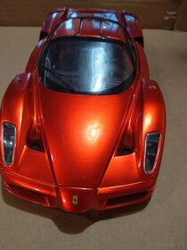 Predám Ferrari Enzo Hotwheels 1;18 - 3