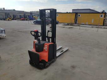 ručný elektrický vzv BT SWE120, vidly 1,4m, zdvih 415cm - 3