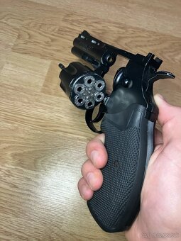 Airsoft revolver - 3