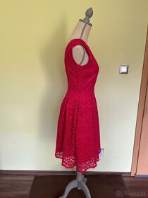 Čipkované šaty vo fuchsiovej farbe - 3