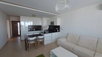 Na prenájom priestranný slnečný 3 izbový byt so zasklenou lo - 3