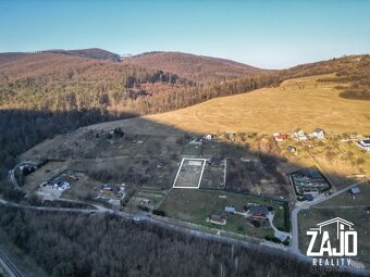 NA PREDAJ - STAVEBNÝ POZEMOK V HORNOM SRNÍ - 3