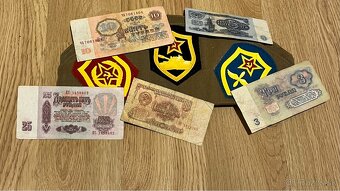 Sovietska vojenská lodička s odznakmi a rubľami - 3