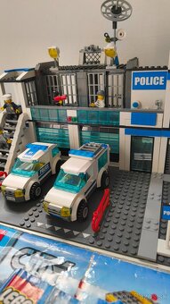 Lego City 7498 Policajná stanica - 3