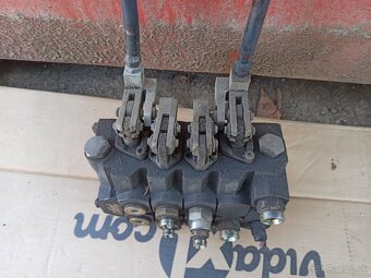 Hydraulický rozvádzač 4 sekciový - 2x joystick - 3