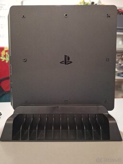Predám PS4 Slim 512GB + 2 ovládače + 5 hier + stojan - 3