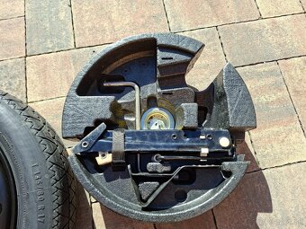 Predám rezervné koleso úzken Bmw-3,-5,- spolu zdvihákom-R17 - 3