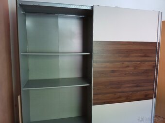 Skriňa 220x200x57-zasúvacie dvere - 3