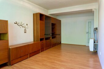 NA PREDAJ 2 izbový byt v širšom centre Hlohovca - 3