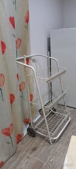 regál s kolieskami a lištou na cenovku, - 3