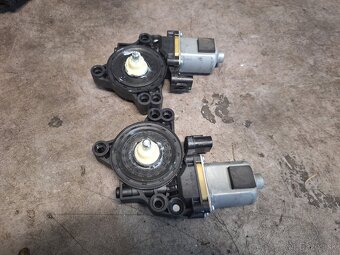 Predám na hyundai i30 veci do dverí  2012 - 3