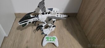 Dinosaurus na diaľkové ovládanie chrlí paru - 3
