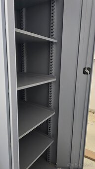 Predám kovovú uzamykateľnú skriňu BURG - 3