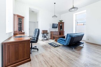 Slnečný byt s vysokými stropmi s parkovaním v srdci Košíc - 3