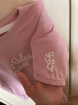 Ružové tričko s bielym nápisom „Selena Gomez“ - 3