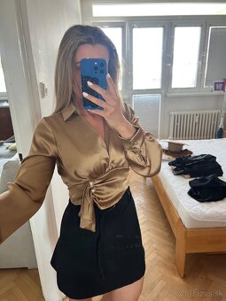Satenova bluzka s ozdobnými gombikami - 3