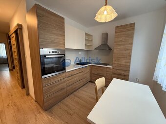 Priestranný 2-izbový byt po kompletnej rekonštrukcii vo vyhľ - 3