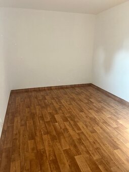 Ponúkame na prenájom 2.5 izbový byt so záhradkou, v tichej l - 3