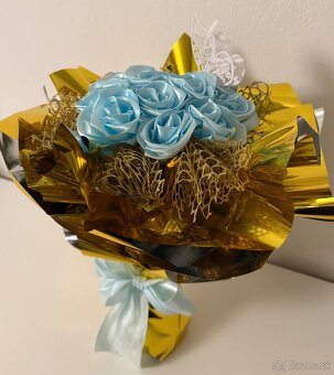 Saténová kytica v zlatej a modrej farbe - 3