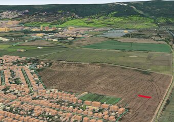 NA PREDAJ investičný stavebný pozemok vo Vajnoroch - 3