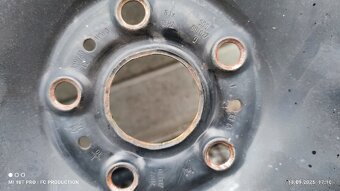 Predám 1ks plechový disk orig VW + pneu - 3