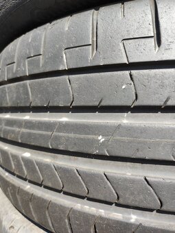 215/40R18 - 3
