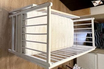 Detská postieľka s možnosťou zosunutia jednej strany ohrady - 3