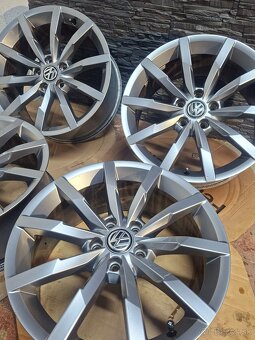 Monterey R18 VolkswagenB8 8.5 R line top stav - 3