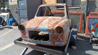 Vľavo. Vespa 400, rok výroby 1958 - 3