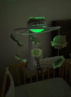 Kolotoč nad postielku s projektorom - 3