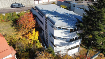Výnimočná investičná príležitosť pod Slavínom – vila s panor - 3