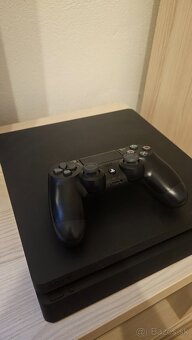 Predám Playstation 4 slim 500 GB - 3
