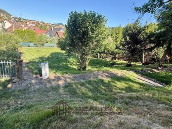 REZERVOVANÉ: Pekný stavebný pozemok v Nesluši s projektom - 3