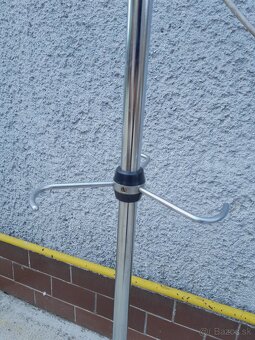 Predám kovový vešiak - 3