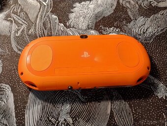Predám PS vita 2000 Neon Orange + 125gb sd2vita - 3