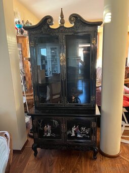 Drevená vitrína s Čínskym motívom - 3