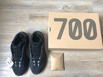 Yeezy 700 V3 - 3