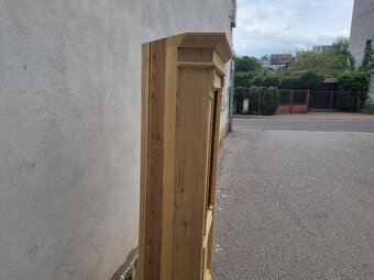 KRÁSNÁ SMRKOVÁ ROHOVÁ VITRÍNA PO RENOVACI - 3