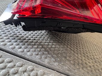 zadné svetlo VW Touareg 3 760945307E. - 3